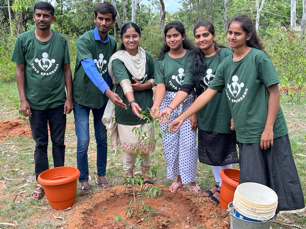 DonBoscoBREADS's tweet photo. Fostering Forests in Ramanagara

Don Bosco Yuva Spandana, Ramanagara (BREADS’ partner), planted 100 trees in Siddeshwara forest, Ajjanahalli panchayat, Magadi taluk.

@aranya_kfd #FosterForestsforFuture #EcoPals https://t.co/65bjop4fhV