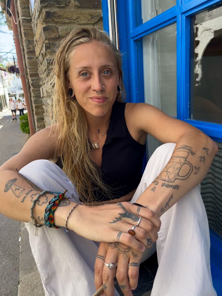 Me monto un trío entre el delirio y el delito.