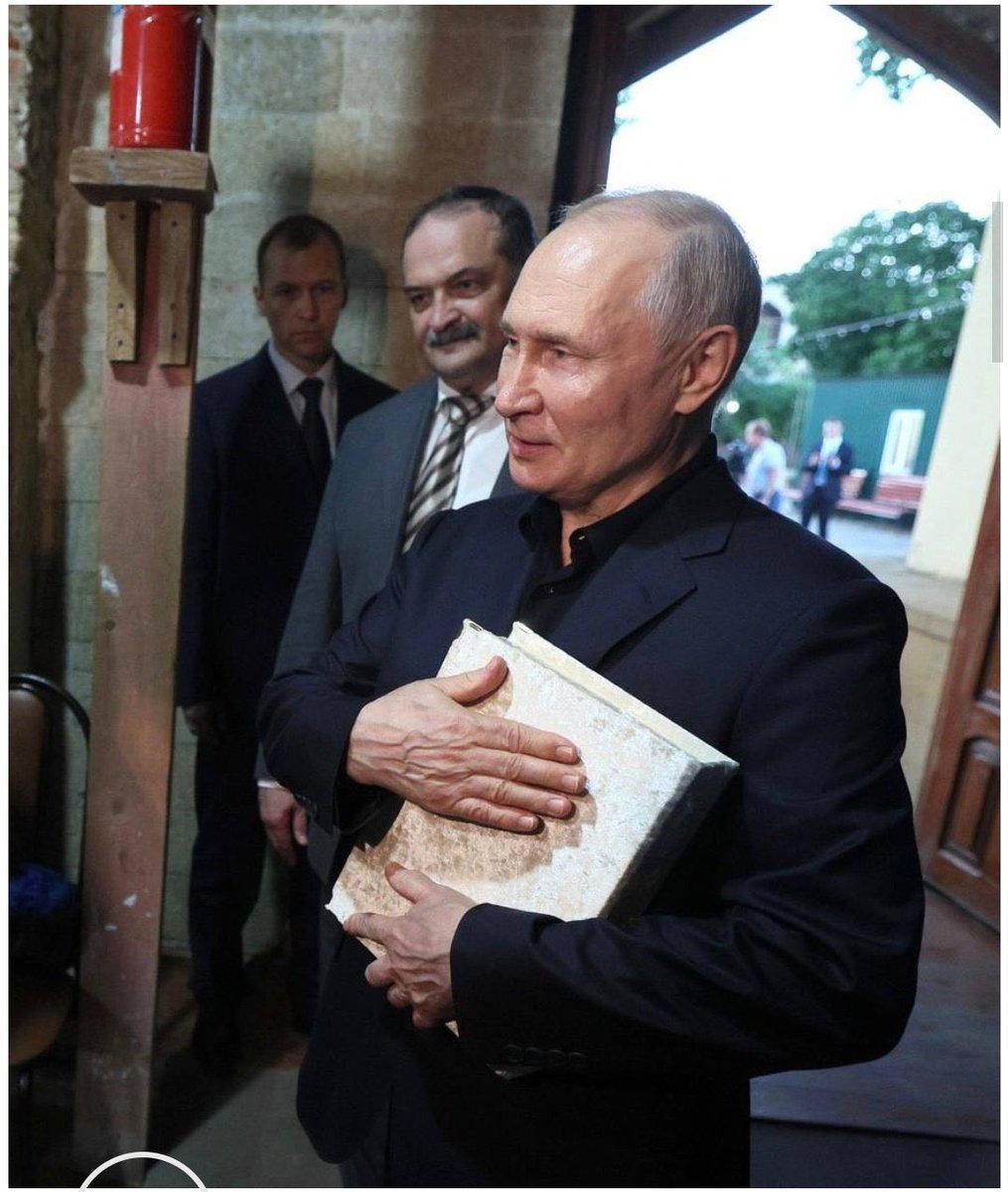 HaalaHumayunQ's tweet photo. I strongly condemn the Holy #quranburning in Sweden.
Our imported government &amp; so-called Molvis are silent on this desecration of Holy Quran.
I salute President Putin who not only condemned this heart-wrenching incident but also took our Holy Quran to his heart.
#Islamophobia https://t.co/kH6CjKmH9r