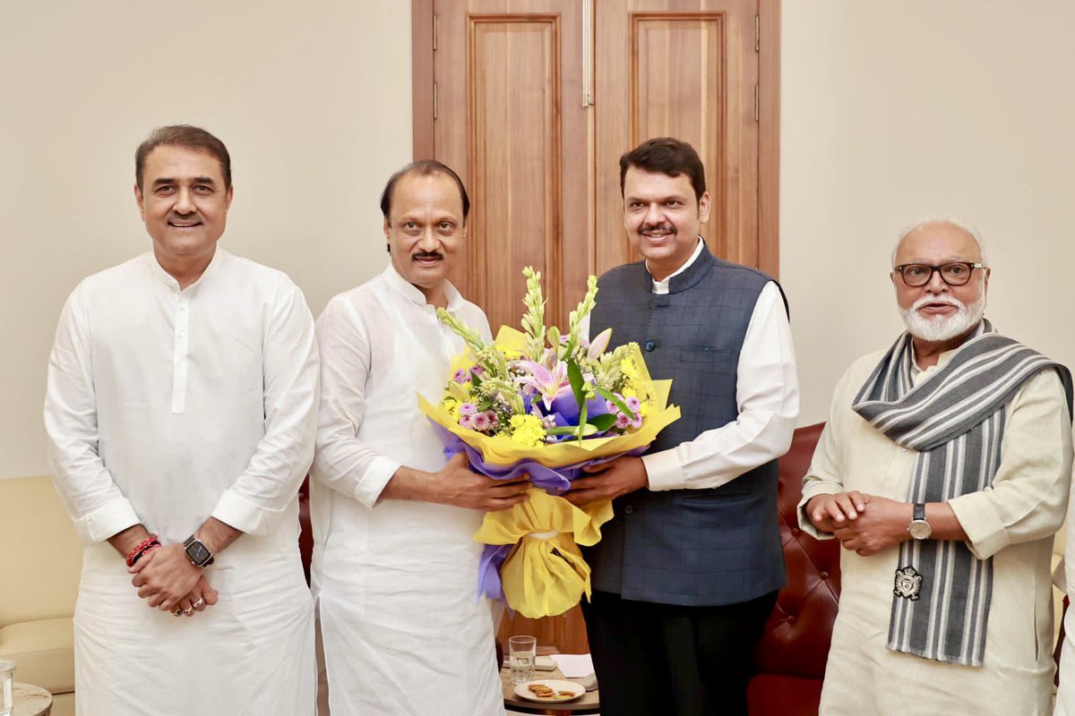 Dev_Fadnavis's tweet photo. 3/7/23 📍मुंबई.
नवनियुक्त उपमुख्यमंत्री अजितदादा पवार यांनी आज सागर निवासस्थानी सदिच्छा भेट घेतली, तेव्हा त्यांचे मनःपूर्वक स्वागत केले आणि शुभेच्छा दिल्या.
मंत्रीपदाची शपथ घेतलेल्या छगनराव भुजबळ यांनाही शुभेच्छा दिल्या. यावेळी राष्ट्रवादी काँग्रेस पार्टीचे कार्याध्यक्ष प्रफुल्ल पटेल, खा. सुनील तटकरे प्रामुख्याने उपस्थित होते.
@AjitPawarSpeaks