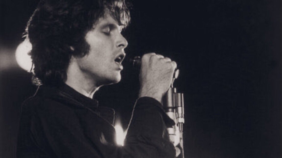 🌿Sois toujours comme la mer qui, se brisant contre les rochers, trouve encore la force de recommencer.

Jim Morrison ( 1943 - 3 juillet 1971 )