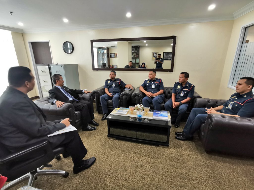 selangor_bomba's tweet photo. 3.7.23 - YS Pgrh @bombaJBPM Sel Bersama Tim. Pgrh Adakan Program Kunjungan Hormat Ke Pejabat Pembangunan Negeri Selangor Bg Sesi Suai Kenal Sebagai Rakan Strategik ICU Negeri dgn YBhg. Datuk Mohd Razali bin Wahab, Pengarah Serta Timbalan ICU Selangor Turut Hadir Pegawai Bahagian https://t.co/Pi91iRXw0x