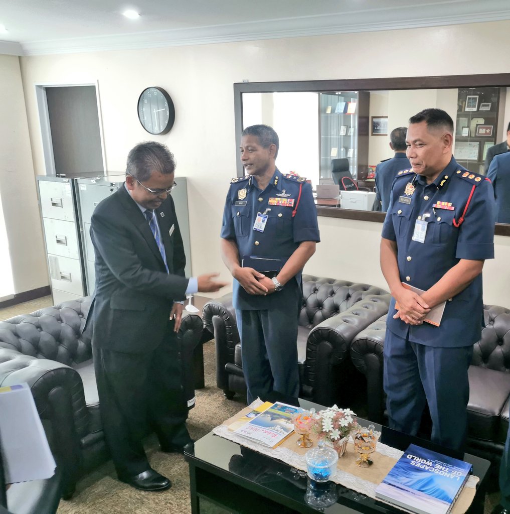 selangor_bomba's tweet photo. 3.7.23 - YS Pgrh @bombaJBPM Sel Bersama Tim. Pgrh Adakan Program Kunjungan Hormat Ke Pejabat Pembangunan Negeri Selangor Bg Sesi Suai Kenal Sebagai Rakan Strategik ICU Negeri dgn YBhg. Datuk Mohd Razali bin Wahab, Pengarah Serta Timbalan ICU Selangor Turut Hadir Pegawai Bahagian https://t.co/Pi91iRXw0x