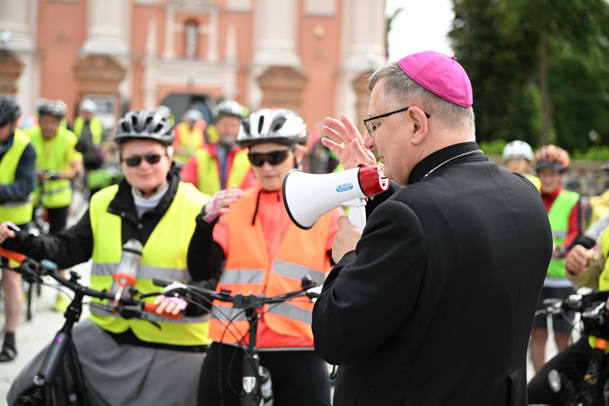 DiecezjaKoszKol's tweet photo. Bp Krzysztof Zadarko do pielgrzymów rowerowych w Skrzatuszu: - Wątpliwości są wpisane w życie każdego człowieka wierzącego. Mamy prawo mieć wątpliwości. Mamy prawo mieć mnóstwo pytań. To świadczy o tym, że nie przyjmujemy wiary prymitywnie i prostacko, lecz szukamy uzasadnienia. https://t.co/kNeW6p2jwz