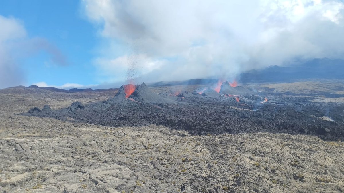 ObsFournaise's tweet photo. ▶️ Communiqué de l'OVPF-IPGP - 03/07/2023 - 13h10

L'éruption au #PitondelaFournaise se poursuit avec une activité qui se concentre désormais sur la fissure localisée au Sud-Est de l'Enclos .

Retrouvez le communiqué complet de l'OVPF-IPGP sur ce lien: https://t.co/x5pDR1MAem https://t.co/3c16GDPEFP