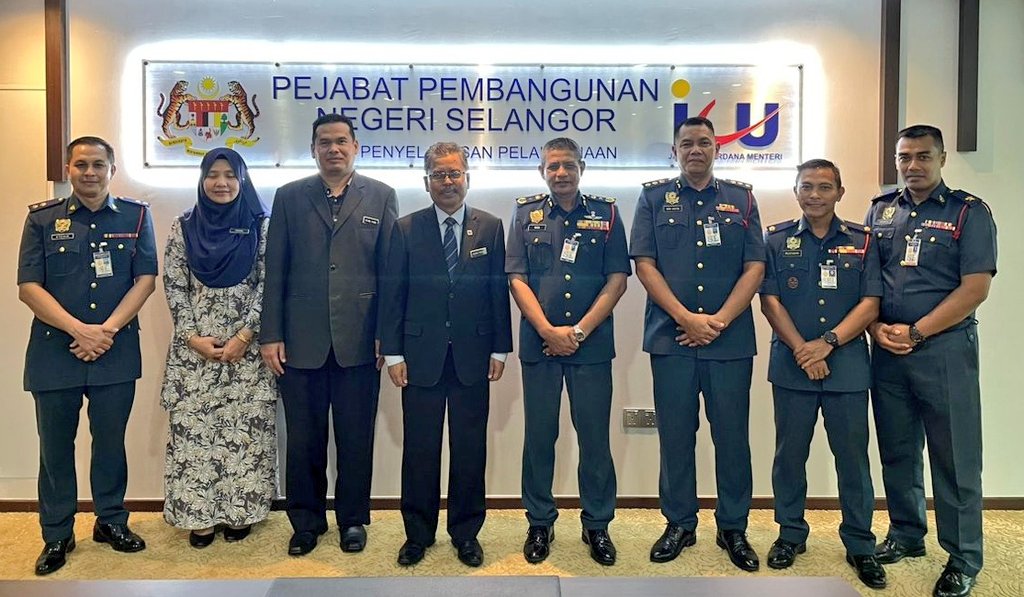 selangor_bomba's tweet photo. 3.7.23 - YS Pgrh @bombaJBPM Sel Bersama Tim. Pgrh Adakan Program Kunjungan Hormat Ke Pejabat Pembangunan Negeri Selangor Bg Sesi Suai Kenal Sebagai Rakan Strategik ICU Negeri dgn YBhg. Datuk Mohd Razali bin Wahab, Pengarah Serta Timbalan ICU Selangor Turut Hadir Pegawai Bahagian https://t.co/Pi91iRXw0x