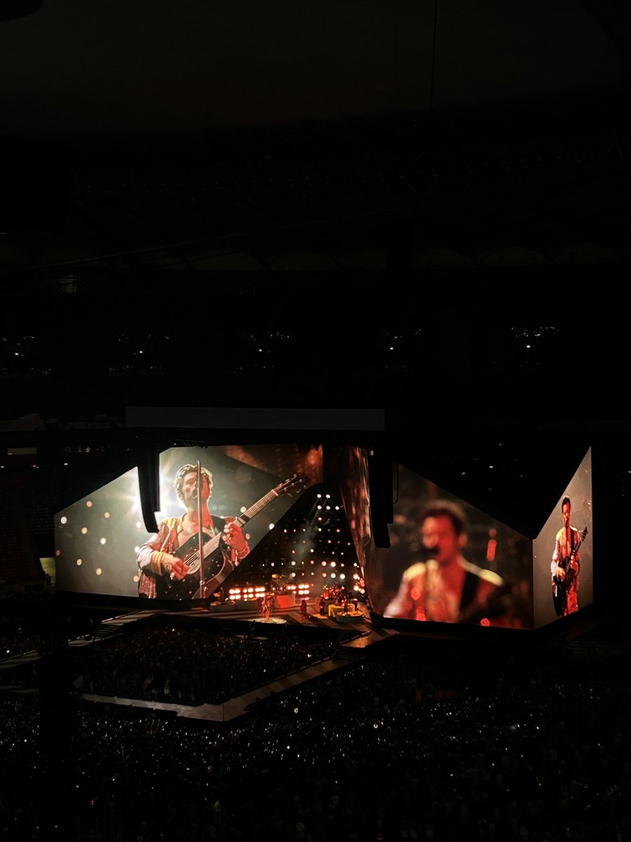 glupczykk's tweet photo. #HarryStylesLoveOnTourWarszawa 🤍 https://t.co/kVTc2utgNL