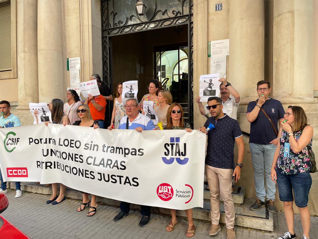 CCOOJusticiaJa's tweet photo. #HuelgaEnJusticia 
3 de julio, concentración en la Audiencia Provincial.
Seguimos luchando por nuestros derechos, por dignidad.
@ccoojusticia @FSCdeCCOO @ccoojaen https://t.co/QzKnSpCi4U