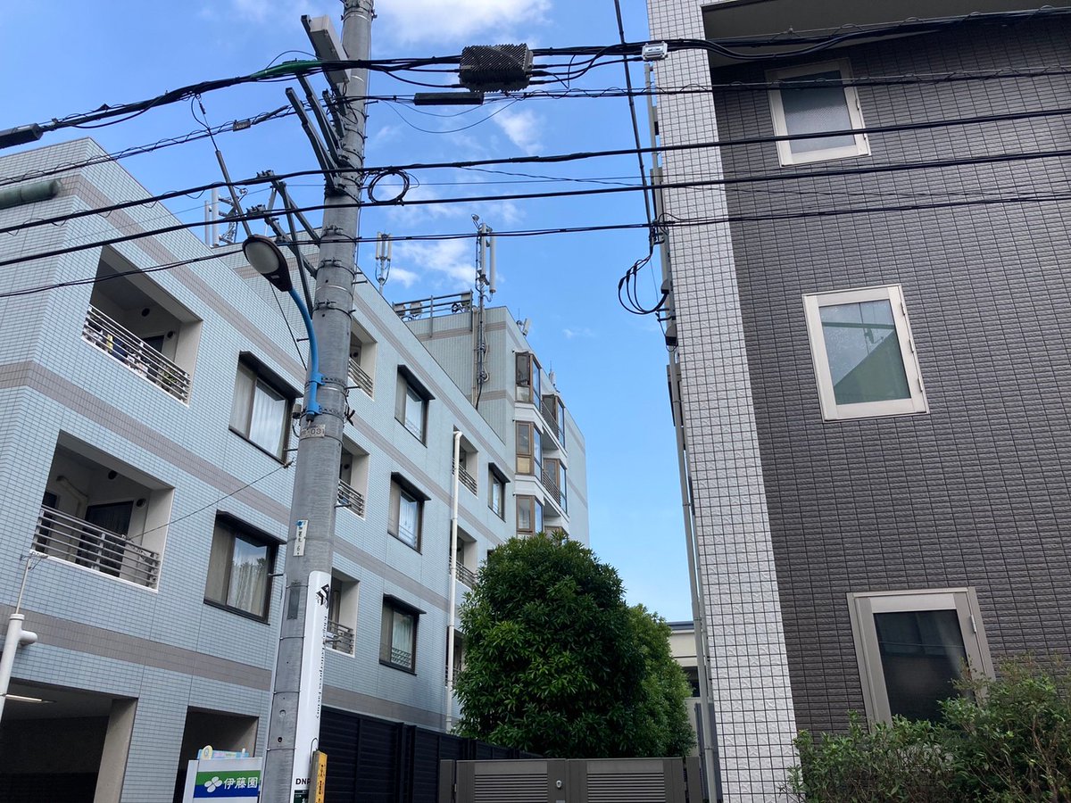 _Sakatec_'s tweet photo. 建物の間から差し込む陽光、素敵な天気の午後ですね☀️

熱中症に気をつけましょう！涼しい場所で休息を取りながら作業を進めましょう🌿 

安全第一で、心地よい建築空間を作り上げていきましょう！💪

#建築 
#天気 
#熱中症予防  
#安全第一 
#休憩 https://t.co/UiTQRayjsq
