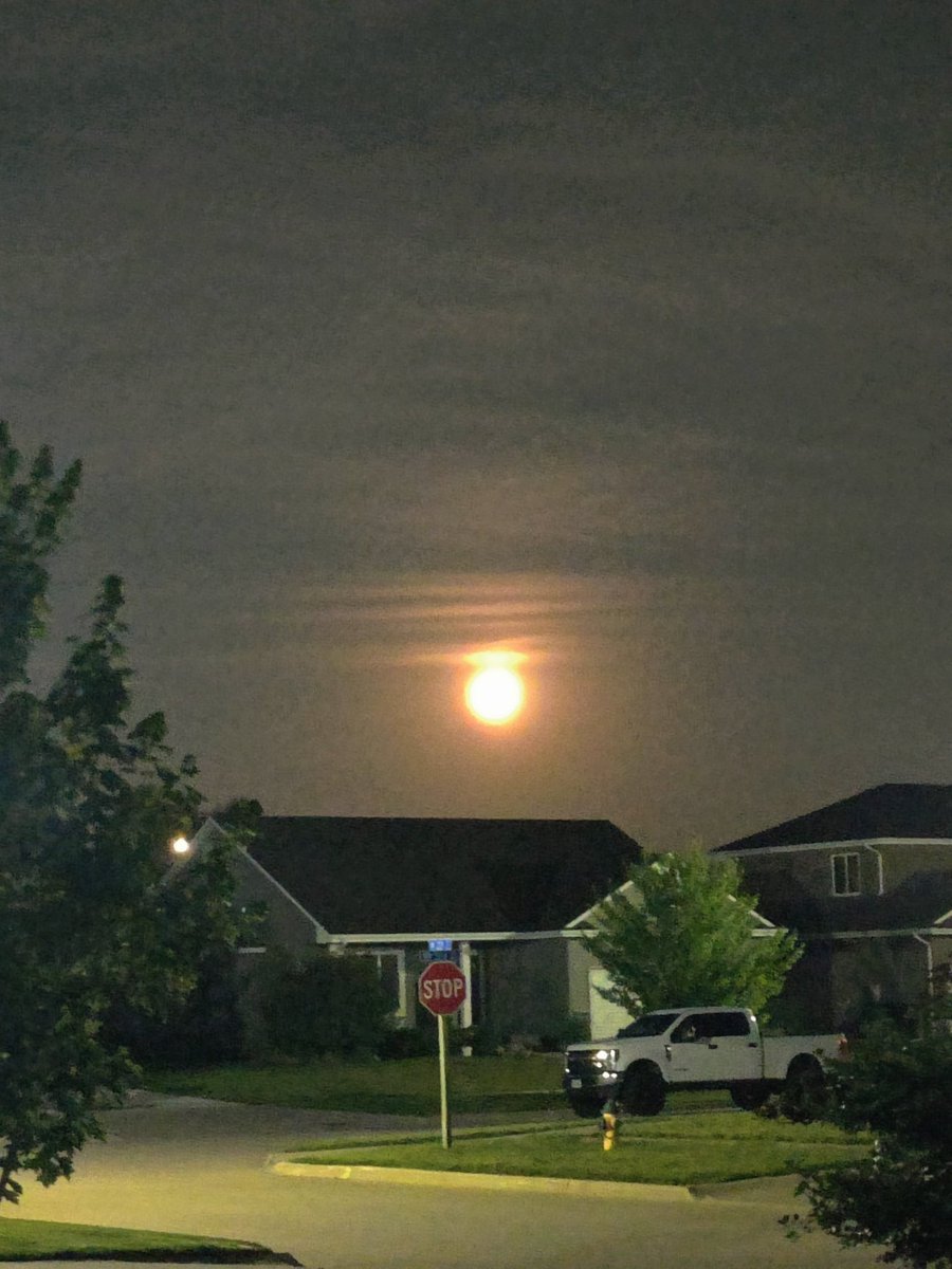 Going for a jog and enjoying this beautiful 🌙!! Have a wonderful day!!!