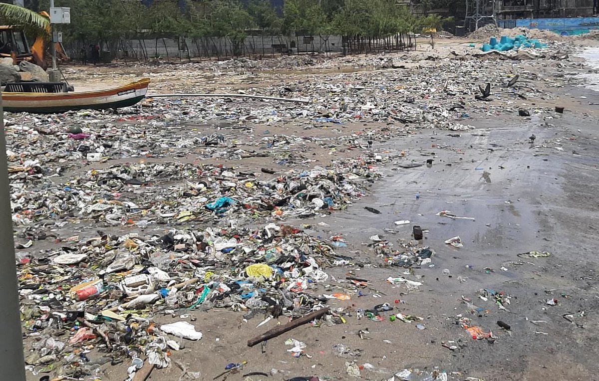 mid_day's tweet image. #InPhotos | #MiddayNews 

Plastic garbage were spread over Mahim beach after high tide in sea at Mahim, Mumbai 

Via: @satejss 

#PlasticGarbage #Mahim #Beach #Environment