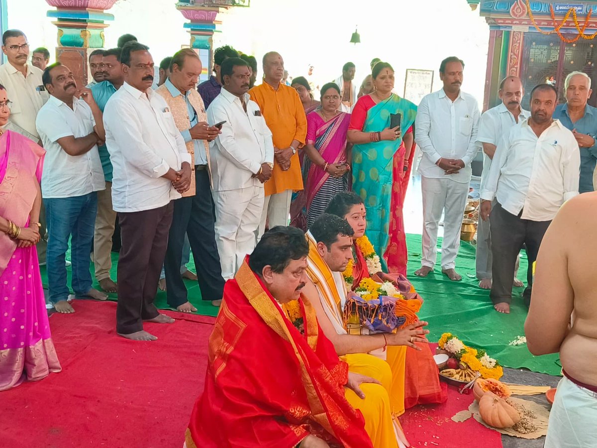 KGeethamurthy's tweet image. #Poornahuthi #Homam prog of MLC Ramchander Rao gari family. Took blessings 🙏🙏⁦@JPNadda⁩ ⁦@blsanthosh⁩ ⁦@tarunchughbjp⁩ ⁦@bandisanjay_bjp⁩ ⁦@ChintalaRReddy⁩ ⁦@kishanreddybjp⁩