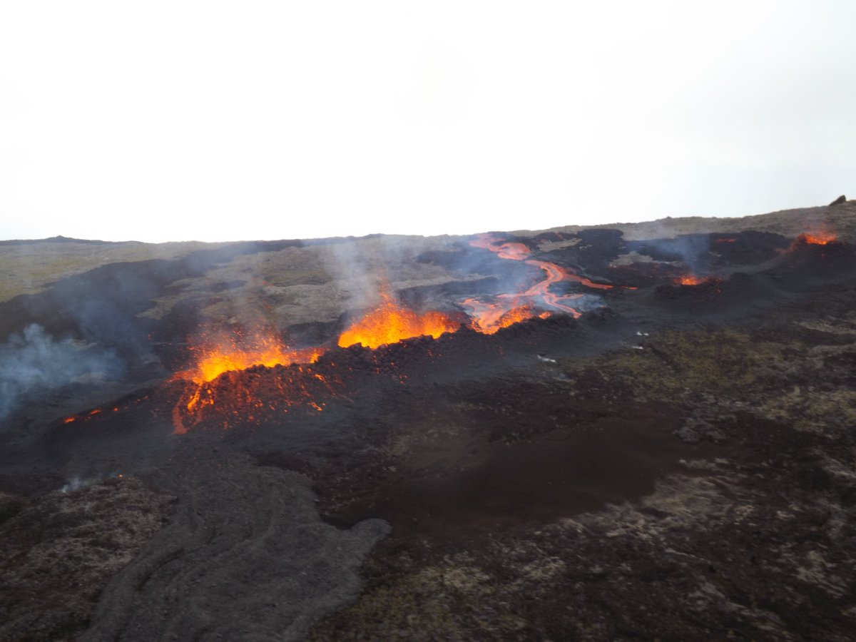 🌋Retour en images sur l'éruption en cours au #PitondelaFournaise avec les photos prises par les équipes de l'OVPF-IPGP ce matin sur le site éruptif situé au sud-est de l'Enclos.