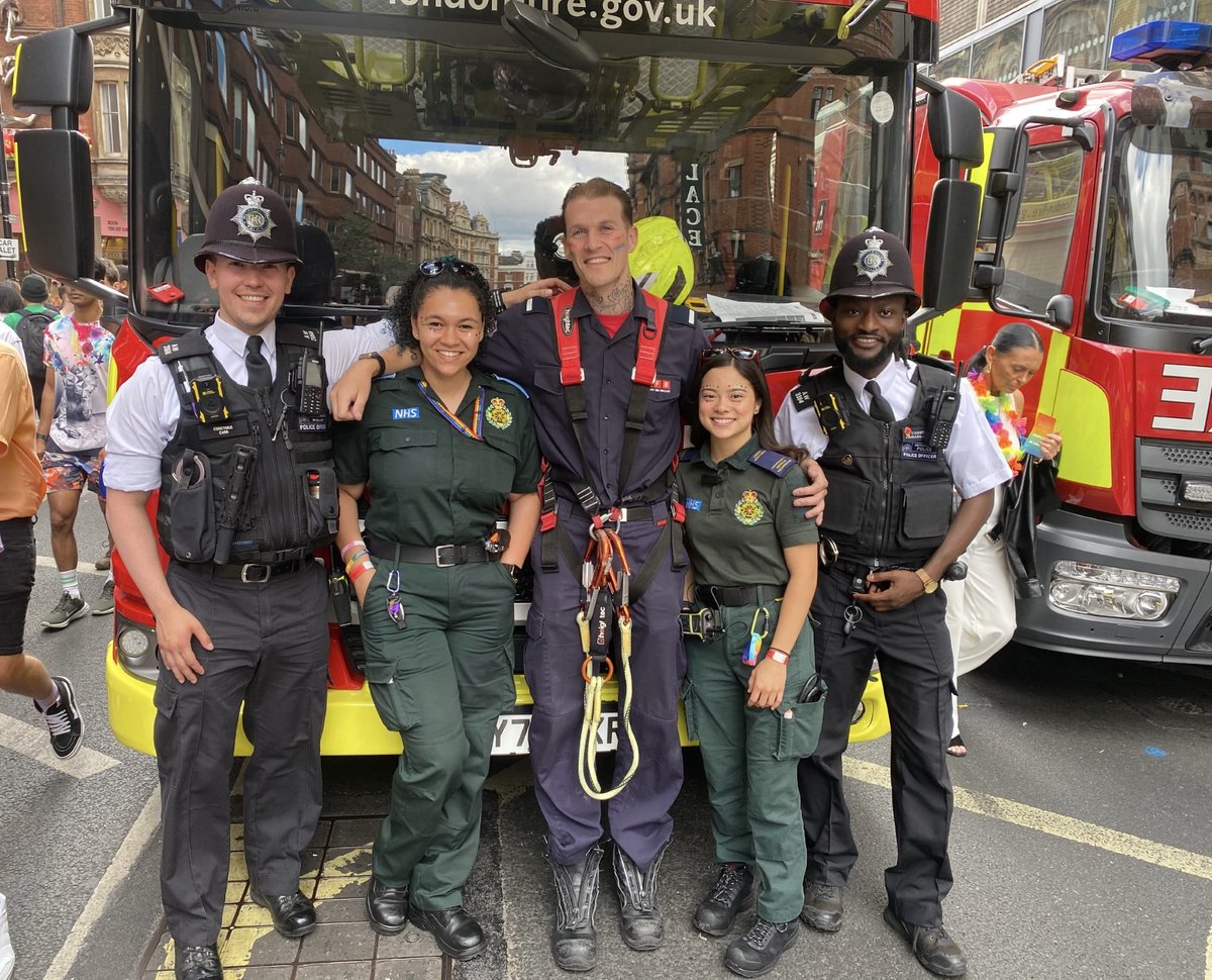 #TeamLAS 🤝 <a href="/metpoliceuk/">Metropolitan Police</a> 🤝 <a href="/LondonFire/">London Fire Brigade</a> 

Always a pleasure to work with our #EmergencyServices partners on major events like #PrideInLondon 💚

It takes a lot of planning and teamwork to ensure everyone can enjoy them safely.