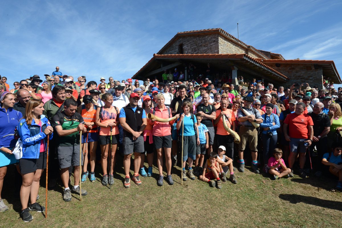 BNBizkaia's tweet photo. ⛰️📯Deiadar Mendien Eguna urriaren 7an ospatuko da #Kolitza mendiaren tontorrean.
#Enkarterriko tontorrik enblematikoenean egingo da aurton urtero Bizkaiko bost deiadar tontorretako (Kolitza, Ganekogorta, Gorbeia, Sollube eta Oiz) batetik igaroten dan ospakizuna.
#DeiadarMendiak https://t.co/yRUNYxrZjr
