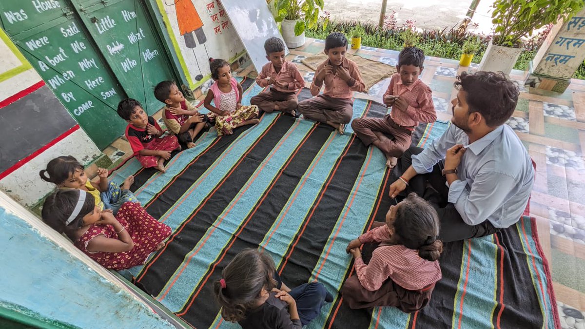basicshiksha_up's tweet photo. स्कूल का पहला दिन...12
लखमीपुर खीरी: प्राथमिक विद्यालय भानपुर 2, बिजुआ लखीमपुर खीरी में लम्बी छुट्टियों के बाद 'स्कूल रेडिनेस गतिविधि' के माध्यम से बच्चों को खेल-खेल में सिखाते शिक्षक कुलदीप सिंह। 
#SchoolChaloAbhiyanUP #UPBasicEducationModel
@UPGovt @CMOfficeUP @thisissanjubjp @KheriBsa