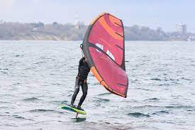 FRottweiler's tweet photo. Mal was anderes, weg von Politik, Energie und Finanzen.
Wer von euch hat schonmal von Fly Wing oder Wing Foil gehört?
Habe das kürzlich mal am Atlantik gesehen und gestern an einem See. Schweben über dem Wasser.
Das ist irgendwie cool.
Meinungen?
#FlyWing
#WingFoil https://t.co/8Q8bz4f2DQ