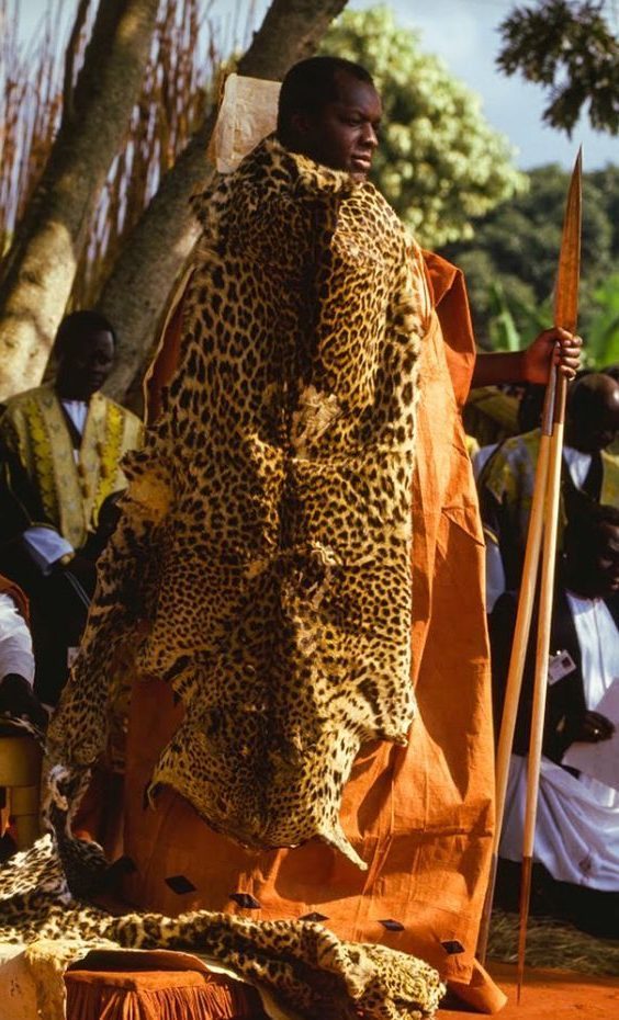 ElyonStrat's tweet photo. 26 years after the abolishment of Kingdoms in Uganda, Prince Ronald Mutebi was crowned the 36th Kabaka of the great Buganda Kingdom on 31st July, 1993.

It's now clocking to 30 years of #KabakaMutebiII on the throne.

#Emyaka30KuNamulondo
#Kabakawange

#BeInformed #BeeraMumanyi https://t.co/n3SAI5AgZt