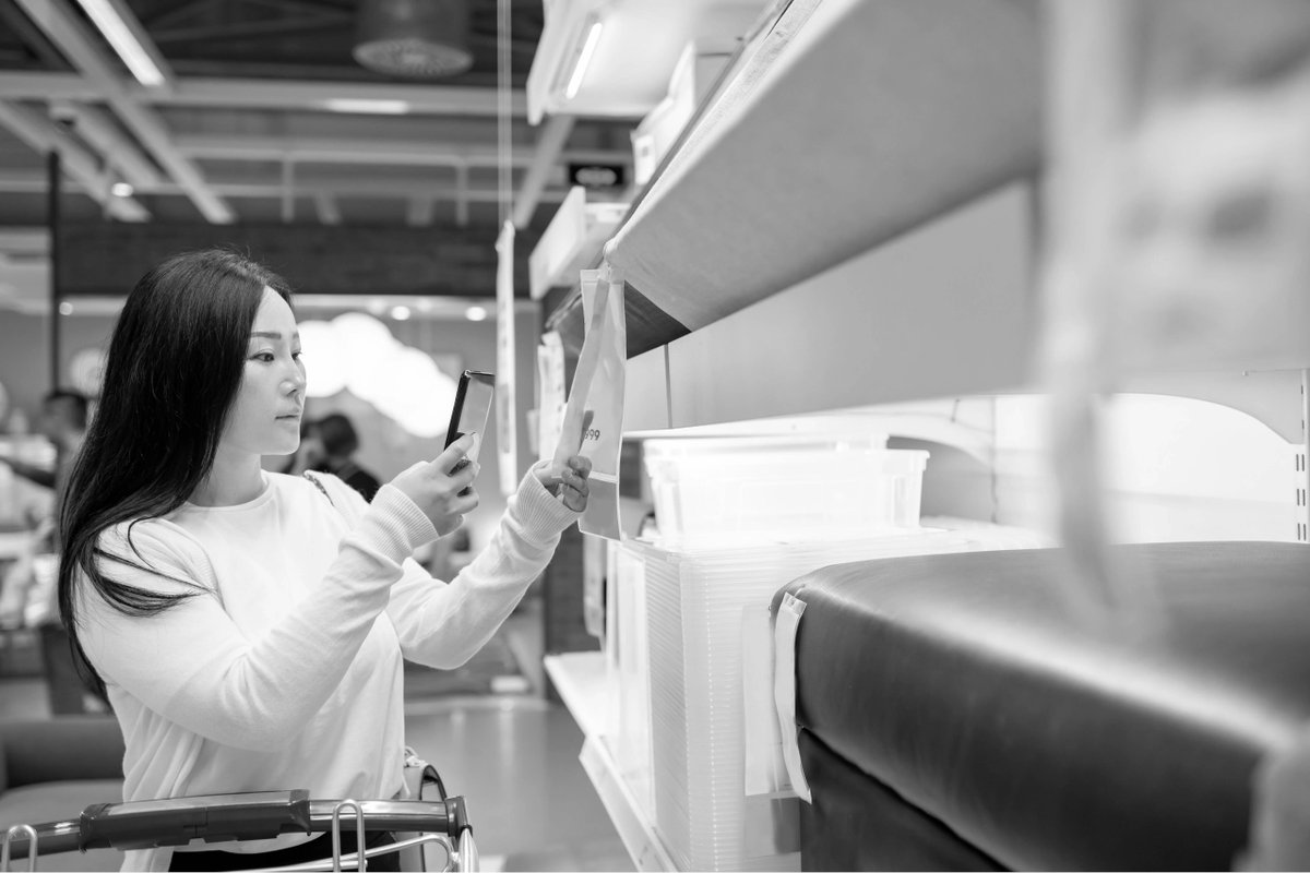 DT8's tweet image. Competing with e-commerce requires fresh thinking – join our retail webinar on July 6th with retail expert, @Ollie_Banks, to explore the hyper-connected store. Register here: juni.pr/3CPe08x bit.ly/3NBBinB