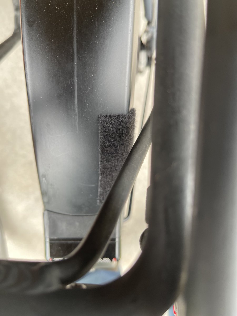 byjoeb's tweet photo. After many weeks of a persistent rattling noise appearing in rear of #Load75 finally found the source. It's designed so the rear rack floats over the rear wheel but it also rattles off the mudguard when loaded. Very annoying .@riesemuller https://t.co/qnf89T5ONJ