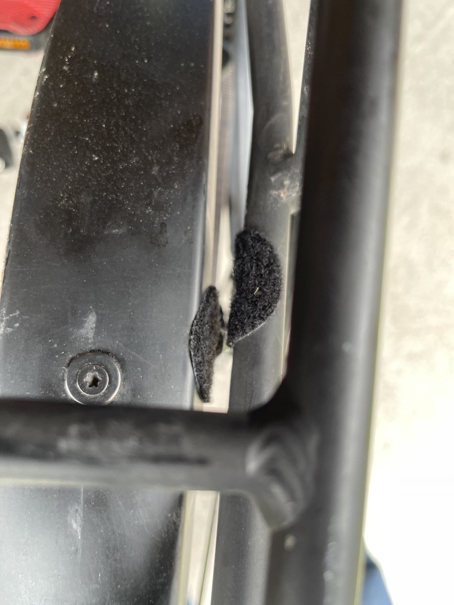 byjoeb's tweet photo. After many weeks of a persistent rattling noise appearing in rear of #Load75 finally found the source. It's designed so the rear rack floats over the rear wheel but it also rattles off the mudguard when loaded. Very annoying .@riesemuller https://t.co/qnf89T5ONJ