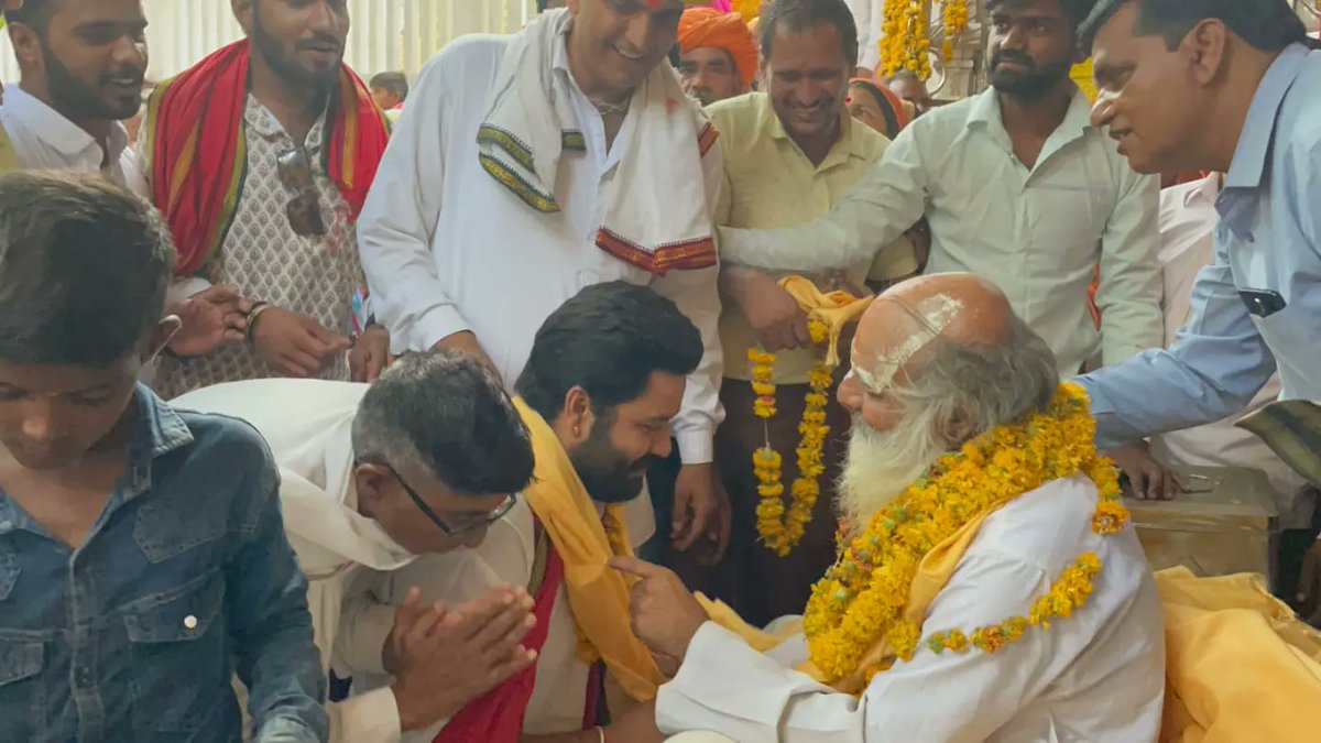 Yogendra_singhp's tweet photo. 📍रोकड़िया हनुमान जी (सेवंत्री) गुरु पूर्णिमा के शुभ अवसर पर श्री मोनू जी महाराज के दर्शन लाभ लिया।
.
.
.
.
.
.
.
.
.
.
#gurupurnima #guru #kadia #kumbhalgarh #kumbhalgarhpolitics #rajsamand #rajasthanpolitics #rajsamand #rajasthan #guruvar #rajasthan #neta #yuva #youth https://t.co/XLQi5Aj41P