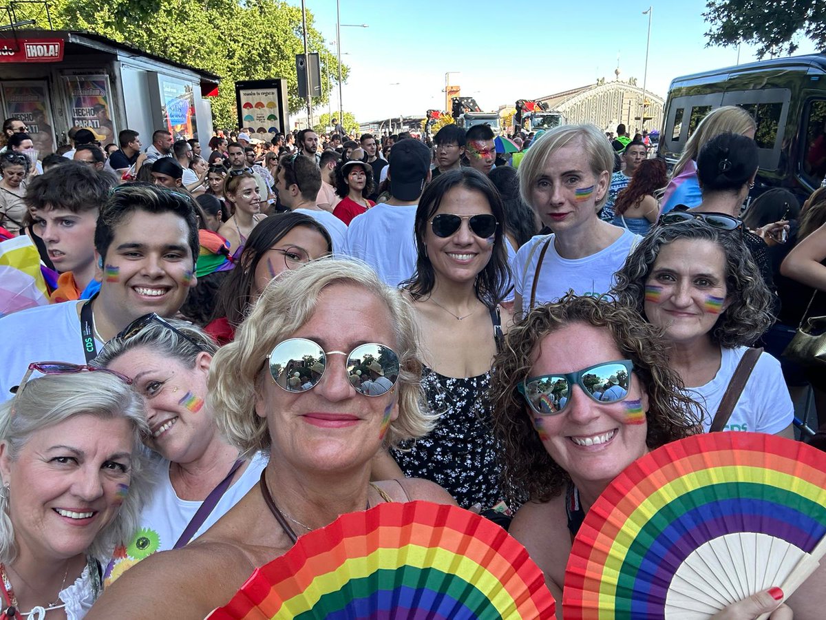 HPECDS_ES's tweet photo. Celebrando el #orgullo. Por primera vez nos sumamos a la Manifestación del Orgullo de Madrid. 🌈 ¡Este año por la igualdad de derechos para todas las familias. 🙌

¡Mira lo bien que lo pasamos! 😊

#Pride2023 #HPECDS #HPE #CDSproud https://t.co/YXDQIUYZTF