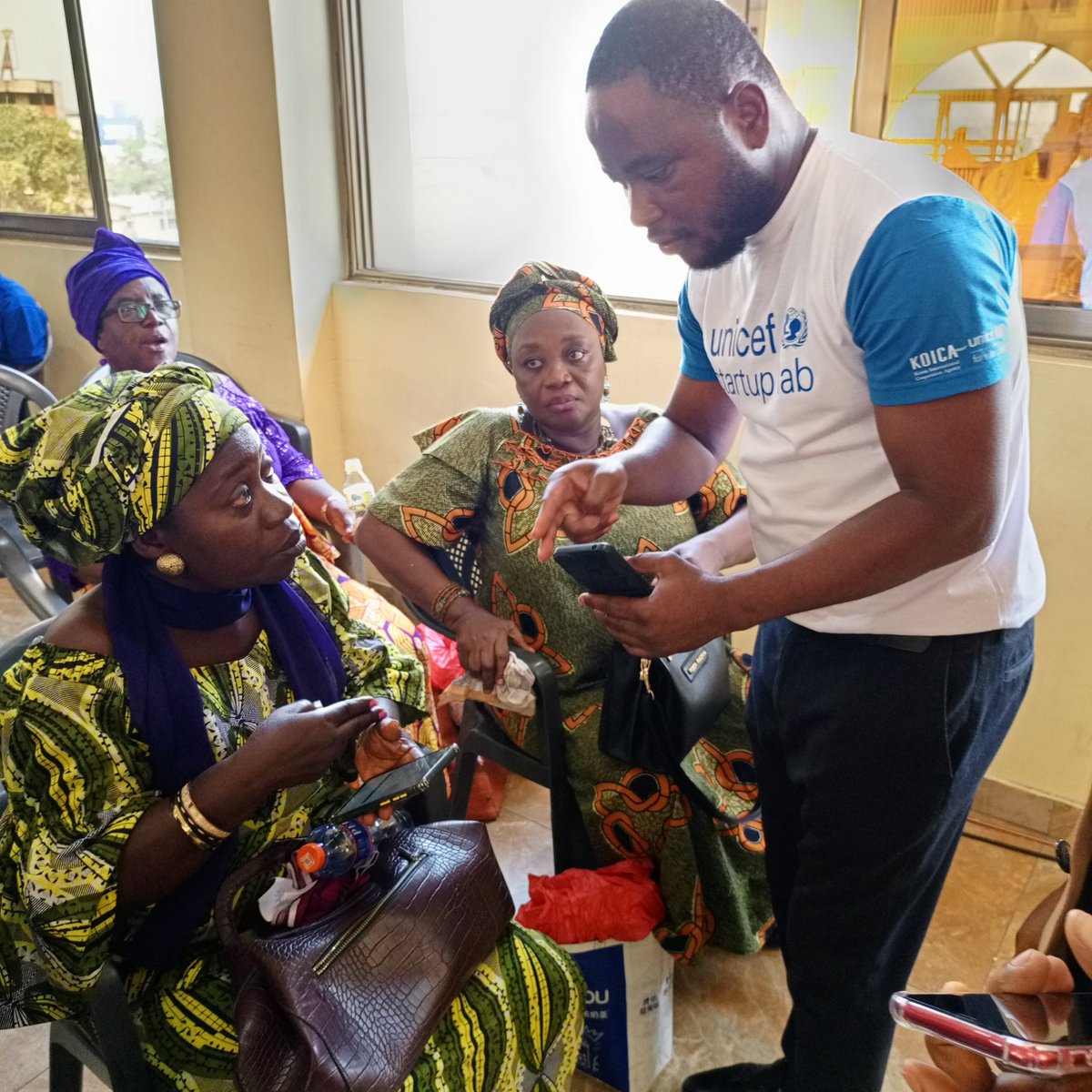 _Deafcantalk's tweet photo. The CEO of @_Deafcantalk assists some persons with hearing impairment to download the #Deafcantalk app from Google Play store. https://t.co/YeNn9asZ2U