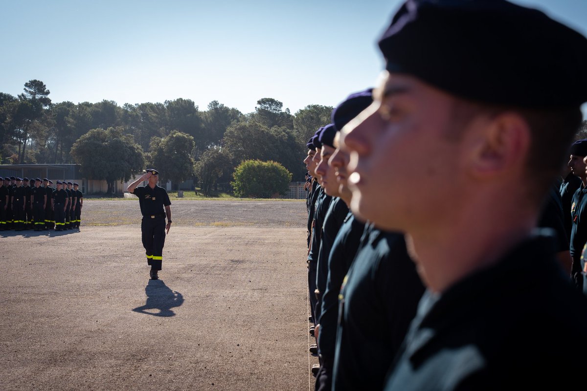 riisc_7's tweet image. Tous les lundi, nos sapeurs-sauveteurs se rassemblent pour la cérémonie des couleurs.
Le chef de corps passe les troupes en revue, le drapeau est hissé, la Marseillaise est chantée. C&apos;est également un moment pour féliciter ou élever au grade supérieur les militaires de l&apos;#UIISC7.