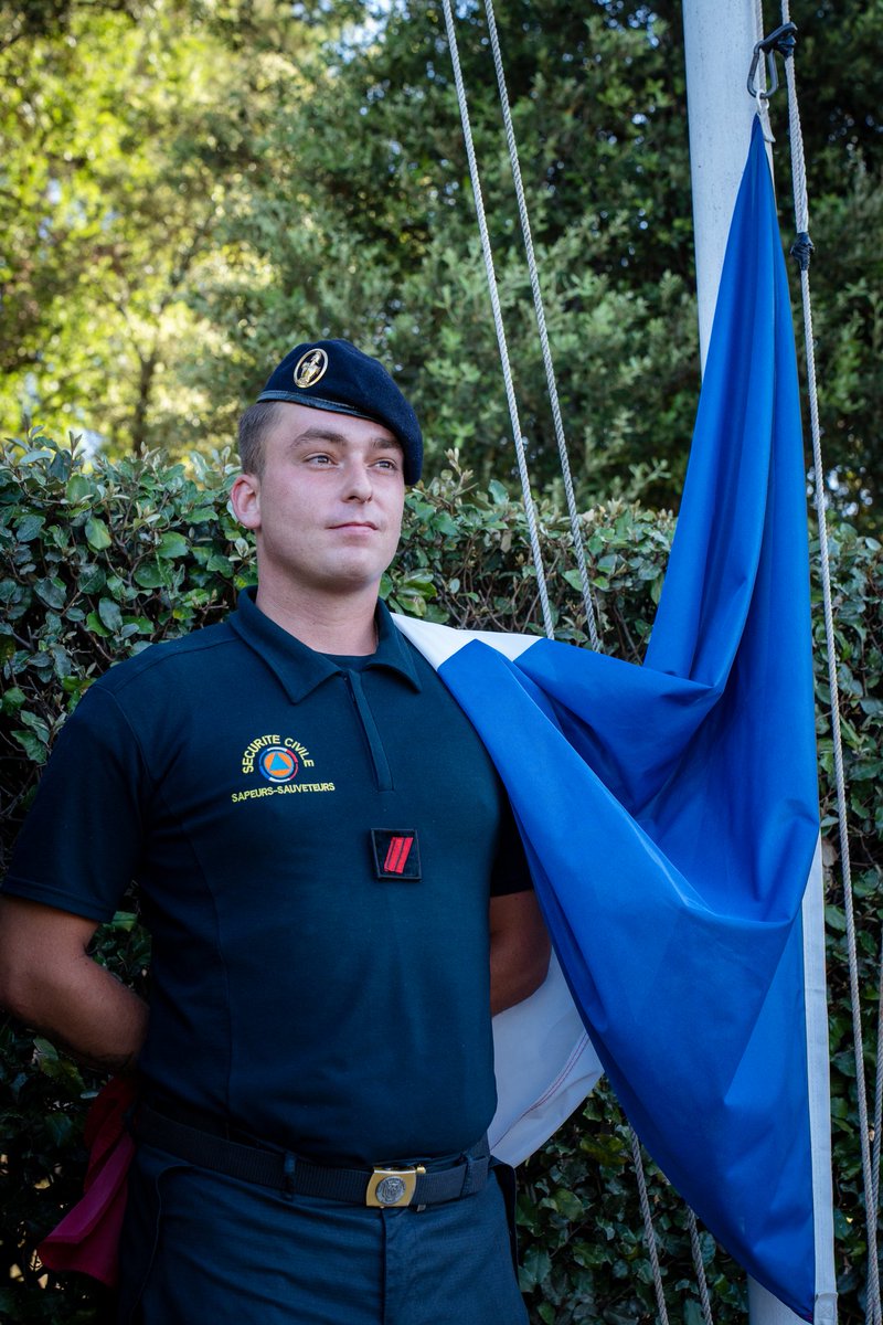 riisc_7's tweet image. Tous les lundi, nos sapeurs-sauveteurs se rassemblent pour la cérémonie des couleurs.
Le chef de corps passe les troupes en revue, le drapeau est hissé, la Marseillaise est chantée. C&apos;est également un moment pour féliciter ou élever au grade supérieur les militaires de l&apos;#UIISC7.