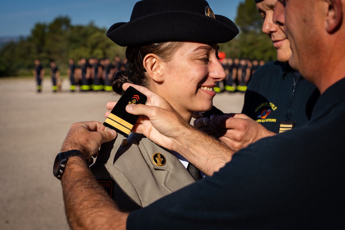 riisc_7's tweet image. Tous les lundi, nos sapeurs-sauveteurs se rassemblent pour la cérémonie des couleurs.
Le chef de corps passe les troupes en revue, le drapeau est hissé, la Marseillaise est chantée. C&apos;est également un moment pour féliciter ou élever au grade supérieur les militaires de l&apos;#UIISC7.