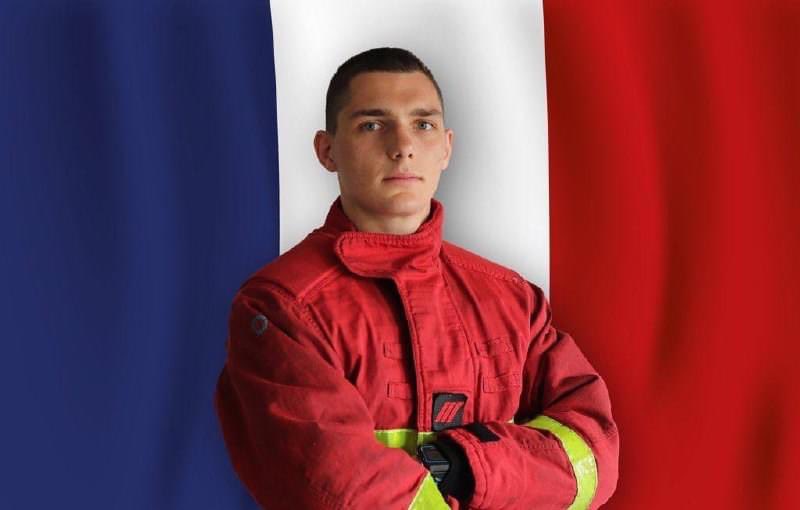 M_Dauchy's tweet image. Hommage, tristesse et colère.
Le caporal-chef Dorian Damelincourt, jeune savoyard de 24 ans, est mort au feu en voulant protéger des familles d’un immeuble et d’un parking incendiés durant les #émeutes par les racailles à #SaintDenis.

C’est pour des hommes et des femmes comme…