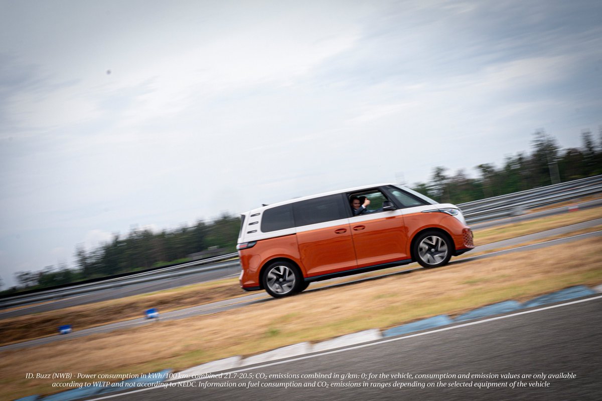 VWGroup's tweet image. With a smile and thumbs up to the greener future in our Volkswagen #IDBuzz! 🌱👍

You like it? Give us a "thumbs up"! 😉