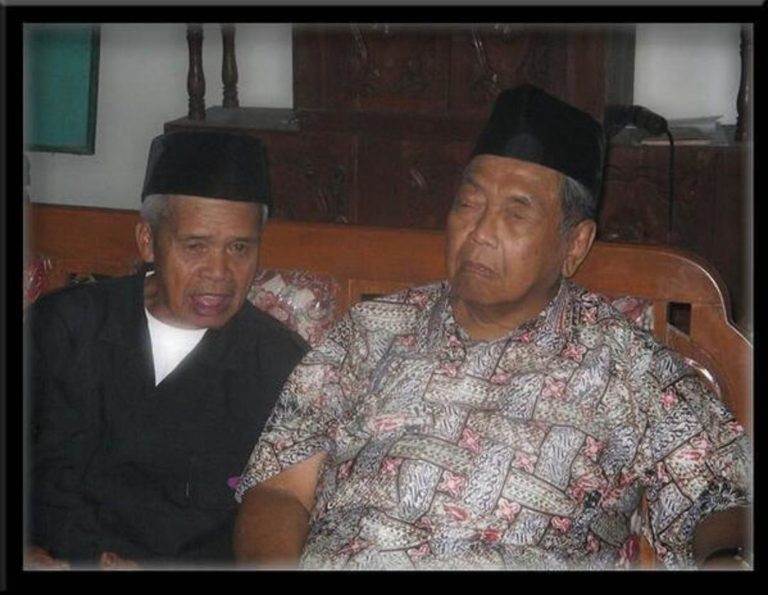 AjiSyah_'s tweet photo. Mbah Maridjan juru kunci Merapi sekaligus wakil rois syuriah NU Cangkringan &amp; Simbah Gusdur. Alfatihah. https://t.co/ez1vxFLZCd