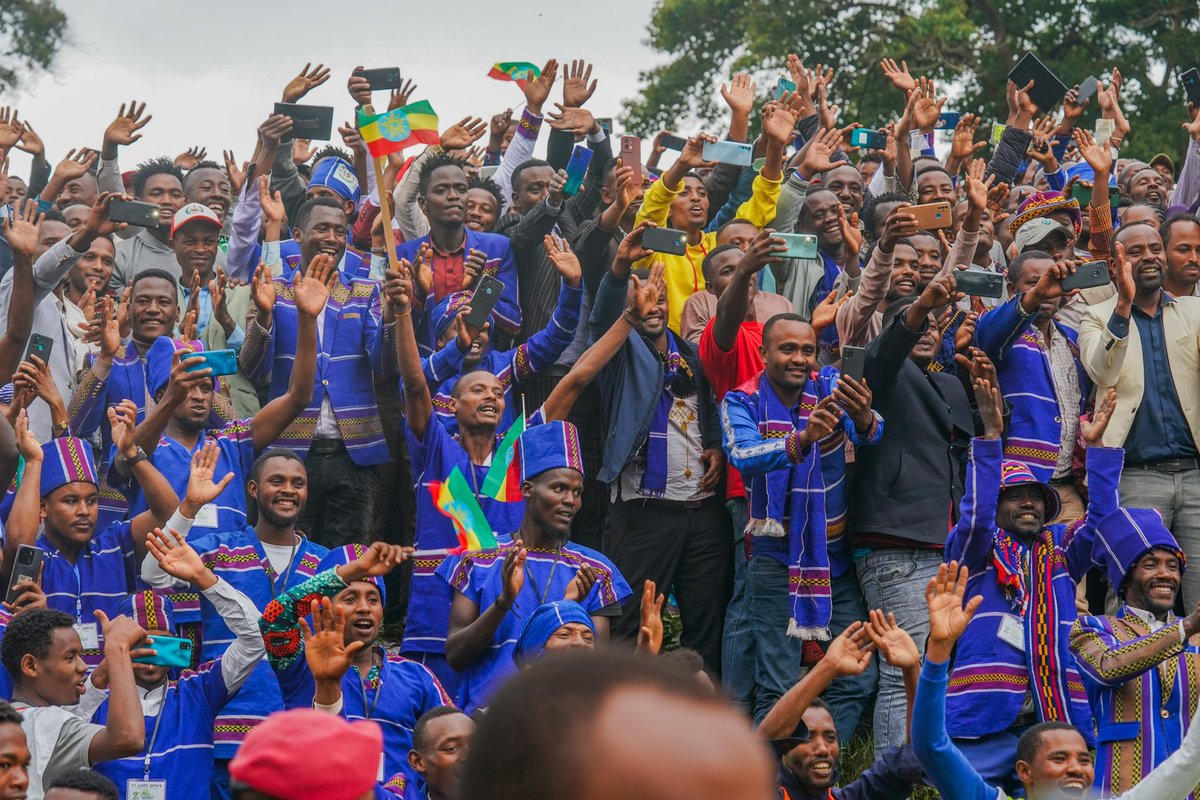 AbiyAhmedAli's tweet photo. የዕለት ከዕለት ጥረት በተገቢው መንገድ ካልተደረገ ዘላቂ ሰላምን ማስፈን አይቻልም። እንደ አረንጓዴ ዐሻራችን ካሉ የልማት ሥራዎች ጎን ለጎን የጋራ ሰላማችንን ለማጎልበት የበለጠ ተባብረን መሥራት ይኖርብናል።

Peace without due investments and efforts cannot be sustained. Along side our development initiatives like Green Legacy, it is paramount we work in unison in cultivating our collective peace.