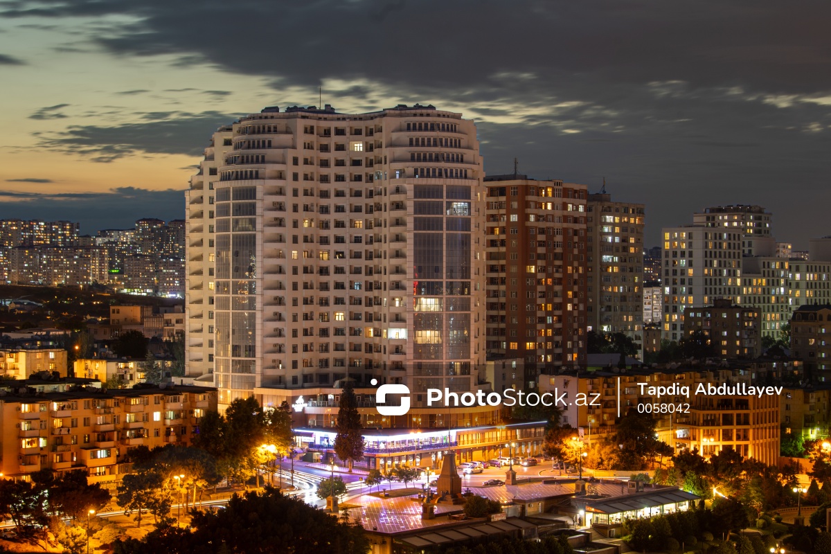 PhotoStockaz's tweet photo. Bakının hündürmərtəbəli binalarının gecə görüntüsü ✨
📷 Ətraflı: https://t.co/BXpmd5HulO
#bakı #gecə #bina #hündürmətəbəli #gecəgörüntüsü #şəhər #işıq #qaranlıq #səma #bulud #çoxmərtəbəlibinalar #çoxmərtəbəli #yüksək #mənzərə #yaşayışbinası #ərazi #magistralyol #mərkəz #park https://t.co/fc0dWQUWhS