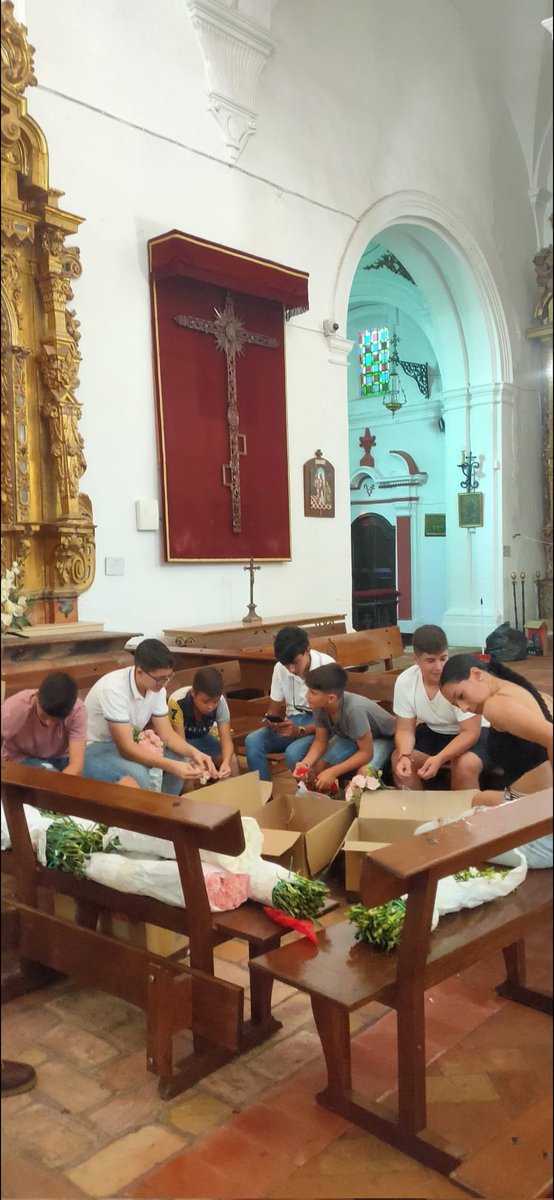 GJExpiracion's tweet photo. Hoy lunes, nuestro Grupo Joven sigue cansado y con resaca emocional. Tras una semana de trabajo, cadenetas, pétalos y colgaduras, toca asimilar lo vivido este sábado.

Es pronto para resumir una semana plagada de nervios, pero siempre nos quedará el orgullo del trabajo... https://t.co/z5Lust36iV