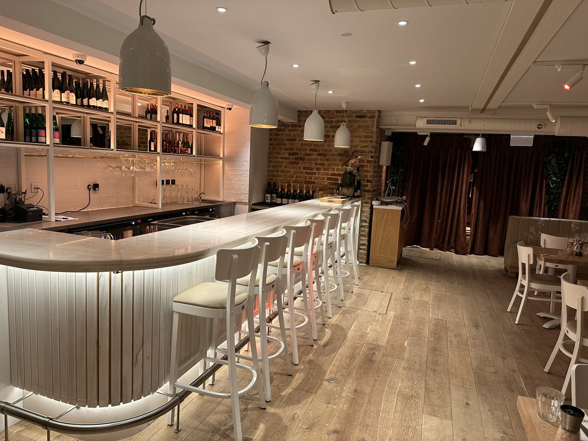 KFELtd's tweet image. Something a little different today as we put a #Qook suite into The Seafood Bar, a well-established #london restaurant.

The sleek suite comprises a sink as well as two chrome plated grills, giving extra #power and allowing for #cooking at lower temperatures. 

#kitchensuite #kfe