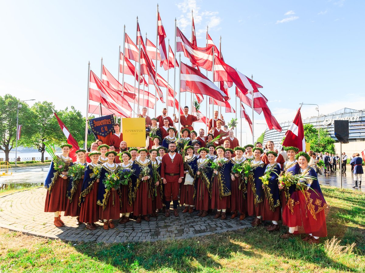 Ar šiem skaistajiem cilvēkiem #korukari izcīnījām 1. vietu. 
XXVII Vispārējos latviešu dziesmu svētkus no atmiņas neizdzēst.