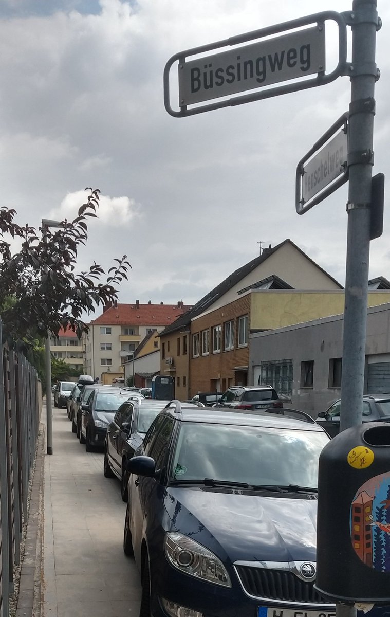 KidicalH's tweet photo. War es wirklich eine richtige Entscheidung @hannover, im Henschelweg (#Vahrenwald) das aufgesetzte Parken mit der neuen Pflasterung so zu ermöglichen?
#Barrierefreiheit sieht anders aus! Gerade im Schulumfeld.
@gruenehannover @Spd_hann https://t.co/bCjMGrOuCv