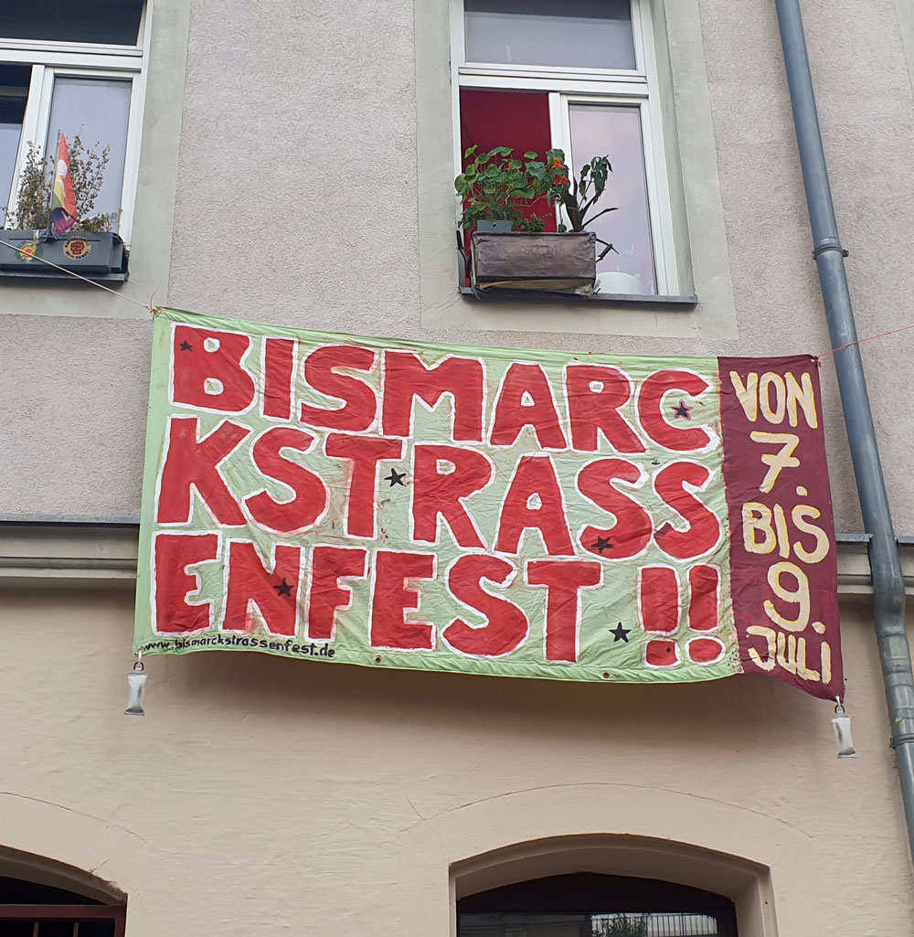 ... das Transpi hängt schon - bald gehts los ..
33. Straßenfest in der Bismarckstraße #Erlangen 07.-09. Juli. 
Aktuelles Line-Up: bismarckstrassenfest.de