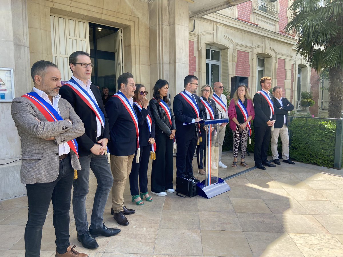 luccarvounas's tweet photo. « Sans services publics, il n’y a plus de sens commun dans notre #République ». Je remercie les très nombreux Alfortvillais.e.s venus répondre à notre appel des maires pour un rassemblement pour le « retour à la paix civile ». @Alfortville_94 @l_amf https://t.co/hq2rPOYLMJ