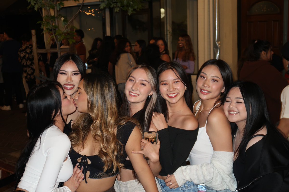 butteryfingers7's tweet image. did someone say girls night out