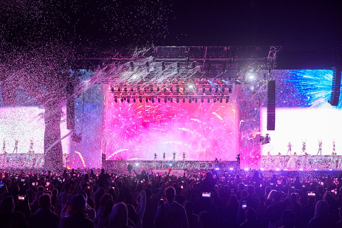MTVUK's tweet photo. THE REVOLUTION 🖤💗 #BLACKPINKxBSTHydePark #BLACKPINK https://t.co/7WMBcUxyjy