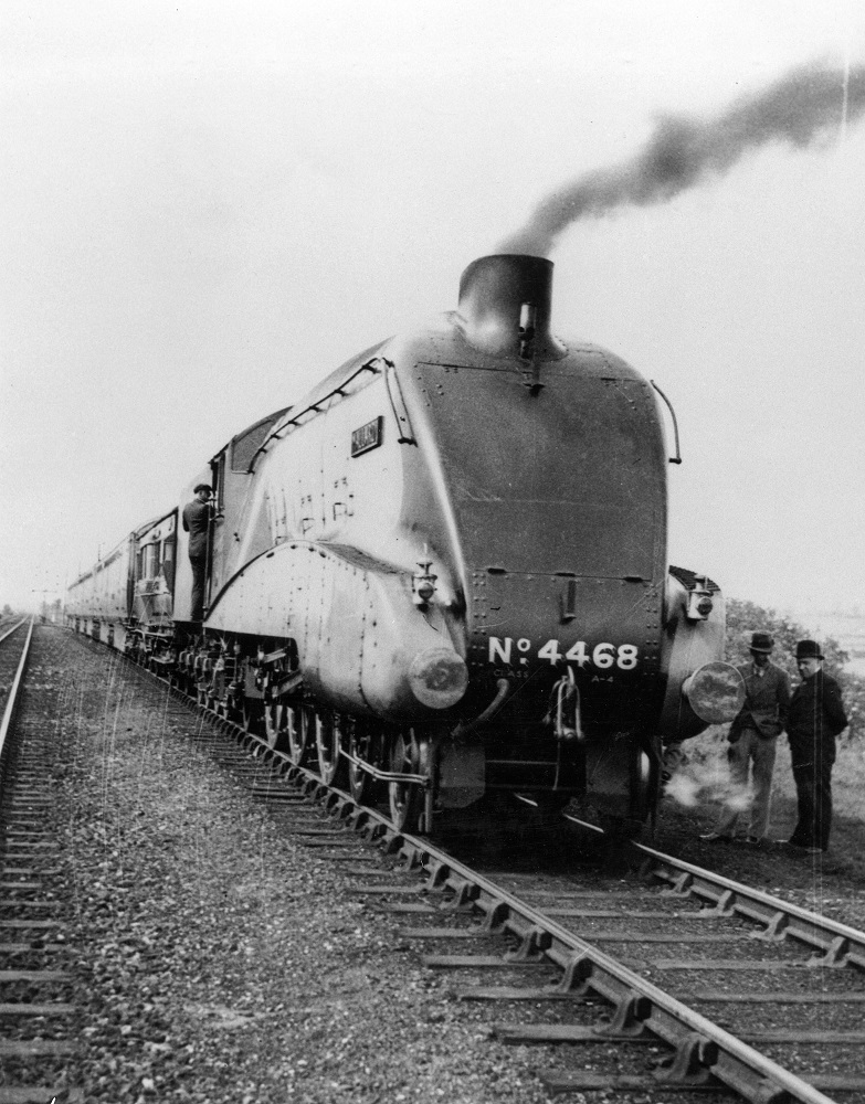 🔙 #OnThisDay in 1938, 'Mallard' set a new world speed record for a steam locomotive.

Driver Joe Duddington and Fireman Thomas Bray reached 126mph at Stoke Bank, a record that still stands to this day.

📸 A4 Class 'Mallard' ahead of its record-breaking run, H M Hoather