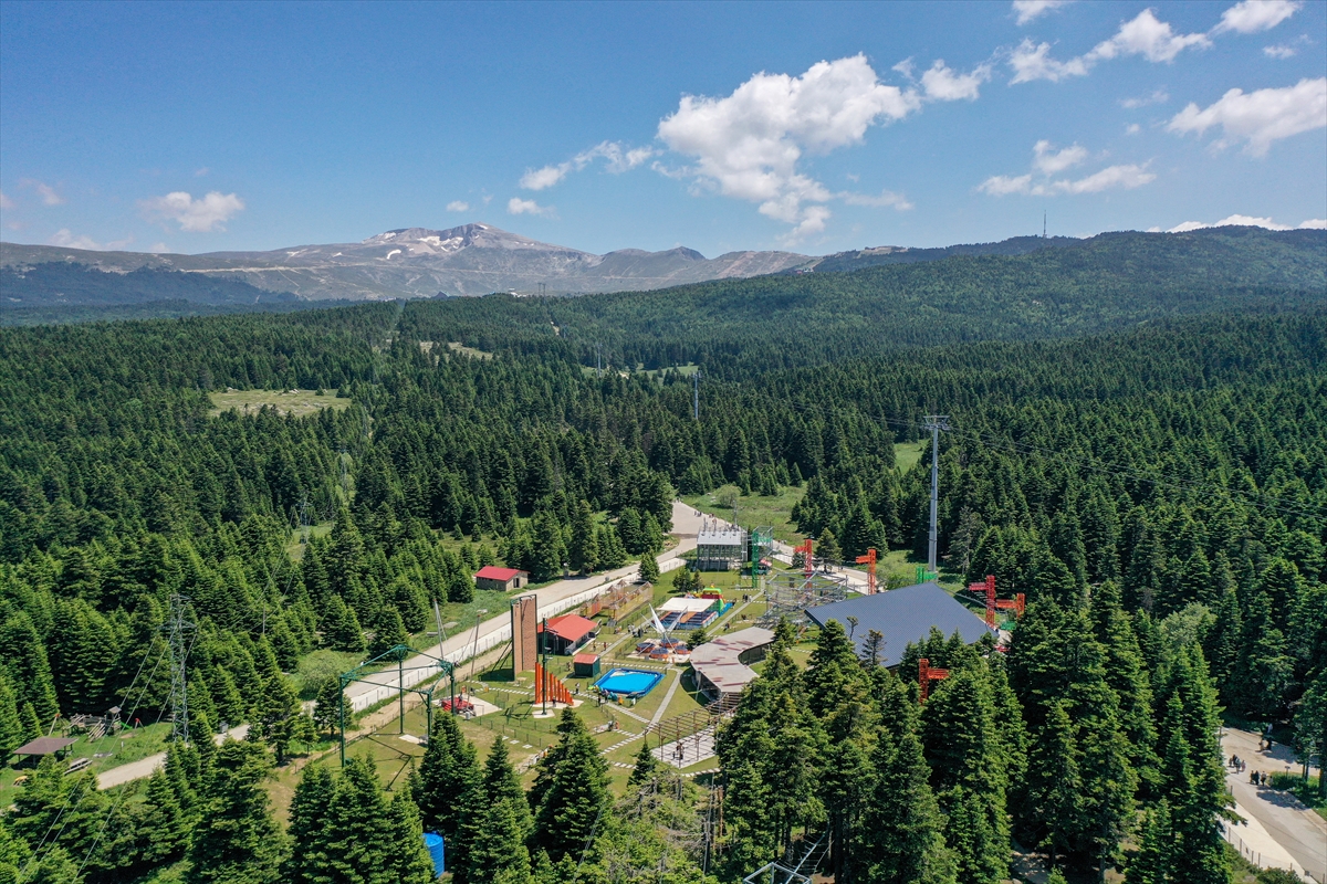 #Uludağ'da kurulan ve çeşitli ekstrem sporların da yapıldığı macera parkı, adrenalin tutkunlarını ağırlıyor.

Parkurun işletmecisi #Katar, #Kuveyt ve #SuudiArabistan gibi ülkelerden ziyaretçilerin geldiğini söyledi.