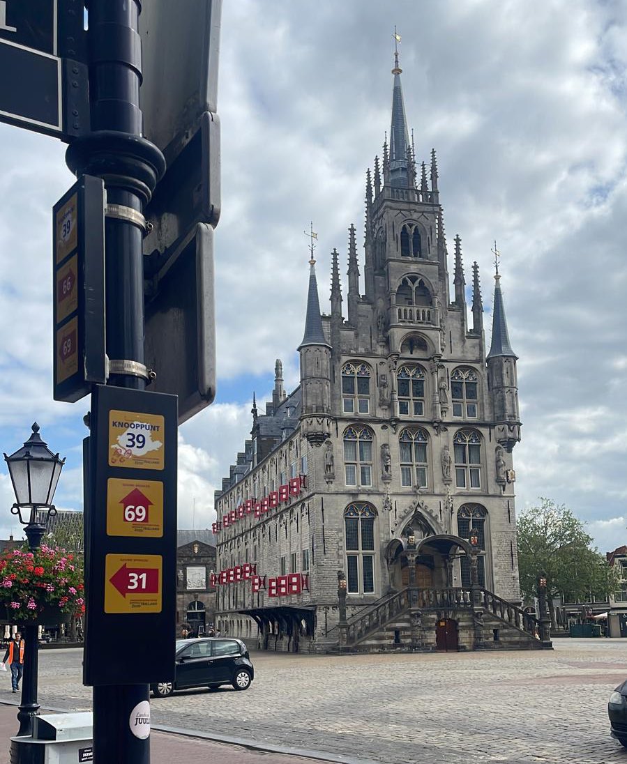 Ons uitzicht...

... vandaag, vanaf de Markt in #Gouda! 
Voor @Staatsbosbeheer voeren we het beheer en onderhoud uit van de #wandelnetwerken in Zuid-Holland. Daardoor komen we op de mooiste plekken! 😍

#AbelLeisure #knooppunten #beheerenonderhoud #zuidholland #bewegwijzering