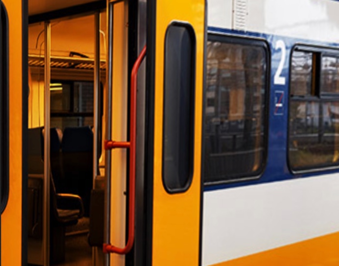 Vrouw en ik gaan met de trein naar dezelfde bestemming. Zij betaalt met haar telefoon, ik met betaalpas (@ABNAmro). Twee dagen later: zij betaalde (dezelfde rekening) € 5,49. Ik € 4,00. Verschil ruim 30%. Ehhh…? 1/4