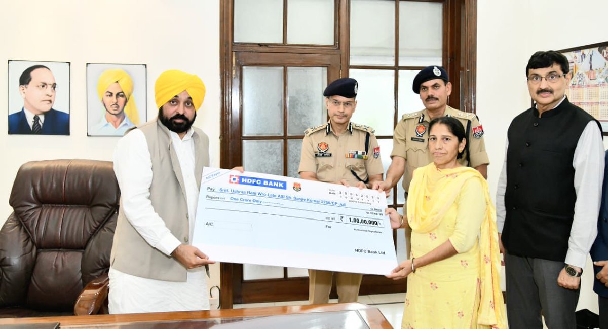 BhagwantMann's tweet image. ਪੰਜਾਬ ਪੁਲਿਸ ਦੇ ਤਿੰਨ ਜਵਾਨ ਜੋ ਕਿ ਡਿਊਟੀ (in line of duty) ਤੇ ਐਕਸੀਡੈਂਟ (accidental death) ਦੌਰਾਨ ਸ਼ਹੀਦ ਹੋ ਗਏ ਸਨ…ਜਵਾਨਾਂ ਦੇ ਪਰਿਵਾਰਾਂ ਨੂੰ ਵਾਅਦੇ ਅਨੁਸਾਰ ₹1 Cr. ਤੇ ₹50-₹50 ਲੱਖ ਦੇ ਚੈੱਕ ਭੇਟ ਕੀਤੇ…ਨਾਲ ਹੀ ਬੱਚਿਆਂ ਦੀ ਪੜਾਈ ਲਈ ₹4 ਲੱਖ ਦਾ ਚੈੱਕ ਦਿੱਤਾ…

ਭਵਿੱਖ ‘ਚ ਵੀ ਹਰ ਸੰਭਵ ਮਦਦ ਲਈ ਭਰੋਸਾ…