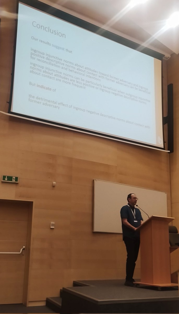 A very interesting talk by @ShpendVoca on 'The link between social norms and reconciliation and behavioral intentions in post-conflict societies' at the 19th General Meeting of the European Association of Social Psychology. #easp2023krk